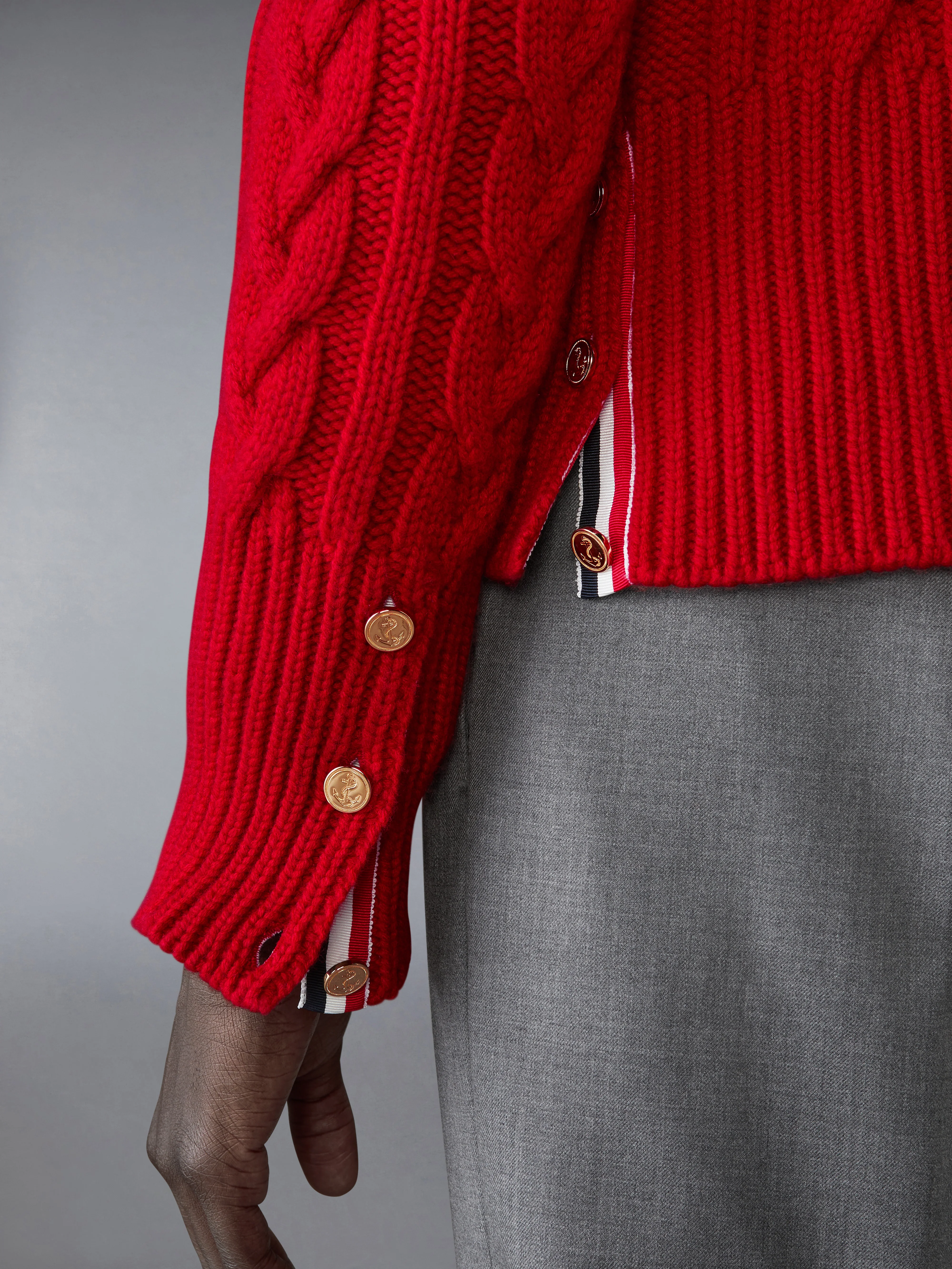 CLASSIC CASHMERE CABLE V-NECK CARDIGAN - Image 4