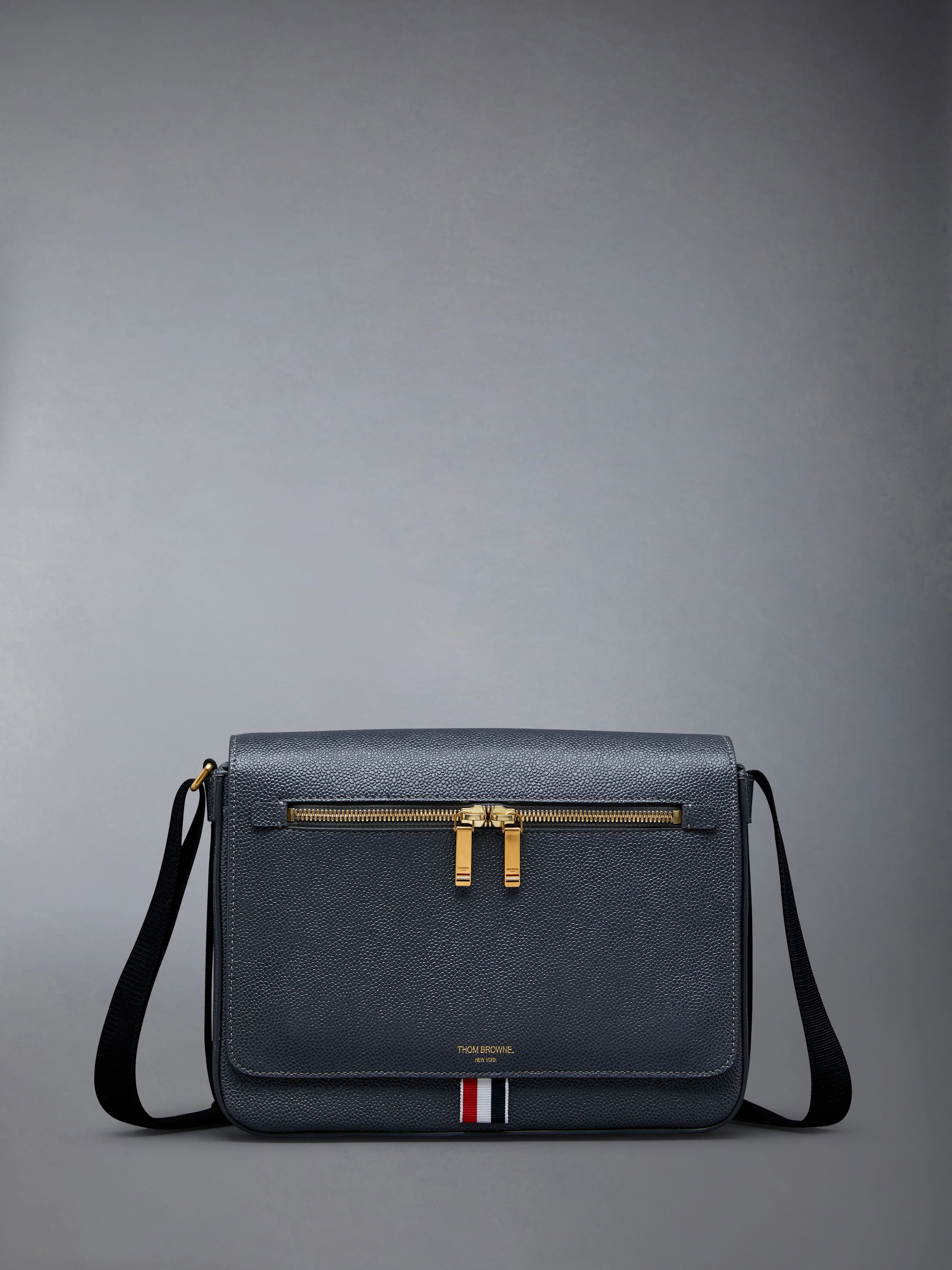 PEBBLE GRAIN REPORTER BAG